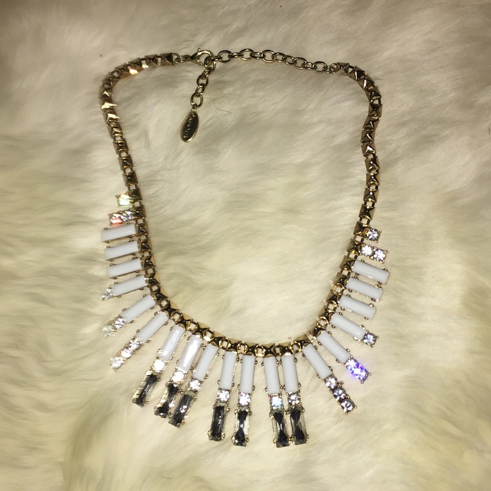 Statement Necklace in white and gold